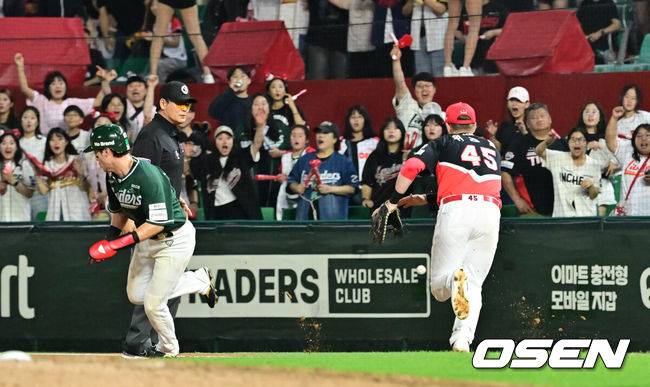 [OSEN=인천, 박준형 기자] 21일 오후 인천 SSG랜더스필드에서 ‘2025 신한 SOL BANK KBO리그’ SSG 랜더스와 KIA 타이거즈의 경기가 진행됐다.이날 SSG는 김광현을, KIA는 양현종을 선발투수로 내세웠다.연장11회말 무사 1루 SSG 오태곤의 타석때 1루 주자 최지훈이 송구실책을 틈타 2루로 질주하고 있다  2025.06.21 / soul1014@osen.co.kr