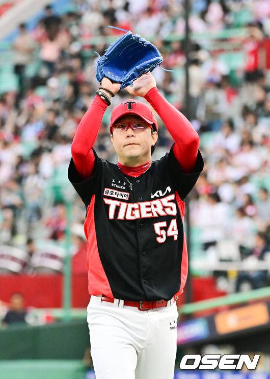 [OSEN=인천, 박준형 기자] 21일 오후 인천 SSG랜더스필드에서 ‘2025 신한 SOL BANK KBO리그’ SSG 랜더스와 KIA 타이거즈의 경기가 진행됐다.이날 SSG는 김광현을, KIA는 양현종을 선발투수로 내세웠다.6회말 이닝종료 후 KIA 양현종 선발투수가 팬들에게 인사를 하고 있다. 2025.06.21 / soul1014@osen.co.kr