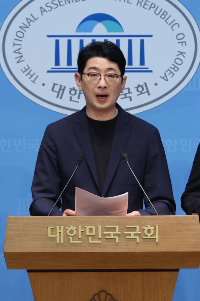 ▲국무총리 인사청문특위 위원인 국민의힘 주진우 의원이 18일 서울 여의도 국회 소통관에서 김민석 후보자의 재산 의혹과 관련, 자금 출처를 밝힌 자료 제출을 요구하고 있다. ⓒ연합뉴스
