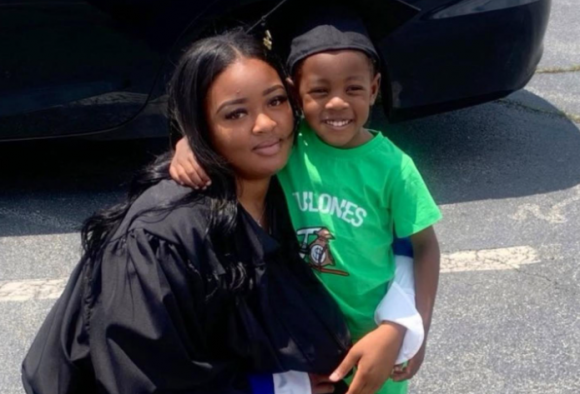 낙태금지법이 엄격한 미국 조지아주에서 병원이 “아기를 출산할 때까지 기다려야 한다”며 가족의 의사와 반대로 뇌사 판정을 받은 임신 초기 여성에 대해 강제로 생명유지 조치를 지속해 논란이 되고 있다. 사진은 뇌사 판정을 받은 여성 에이드리애나 스미스(30). 스미스 가족 제공