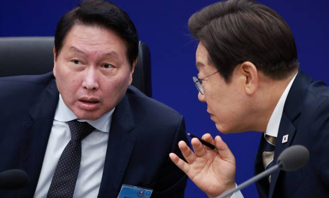 이재명 대통령이 20일 울산전시컨벤션센터에서 이재명 대통령 주재로 열린 인공지능(AI) 글로벌 협력 기업 간담회에서 최태원 SK그룹 회장과 대화하고 있다. 연합뉴스