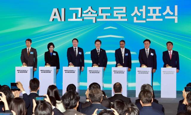 이재명 대통령이 20일 울산전시컨벤션센터에서 열린 울산 인공지능(AI) 데이터 센터 출범식에서 참석자들과 함께 기념 세리머니에 참여하고 있다. 왼쪽부터 안덕근 산업통상자원부 장관, 최민희 국회 과학기술정보방송통신위원장, 최태원 SK그룹 회장, 이 대통령, 아마존웹서비스(AWS) 프라사드 칼야나라만 인프라 총괄 대표, 유상임 과학기술정보통신부 장관, 김두겸 울산광역시장. 대통령실통신사진기자단