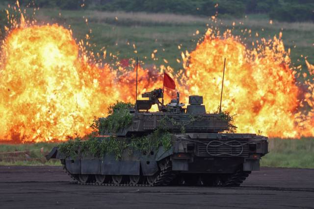 지난 8일 일본 시즈오카현 고템바에 있는 히가시후지 훈련장에서 일본 육상자위대의 전차가 실사격 훈련을 하고 있다. AFP연합뉴스