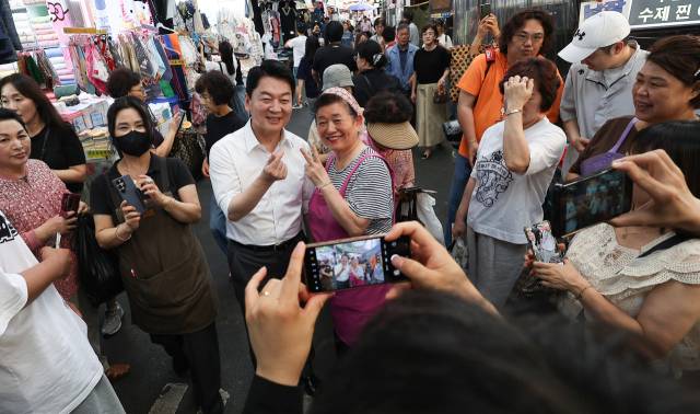 안철수 국민의힘 의원이 18일 대구 중구 서문시장을 찾아 시민들과 사진을 찍고 있다. 연합뉴스