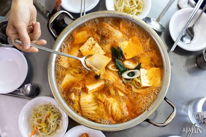 김치찌개는 윤지영 변호사가 가장 좋아하는 음식이다. 김치찌개 약 100그릇을 비우고서 고시생은 법조인이 되었다. ⓒ시사IN 조남진