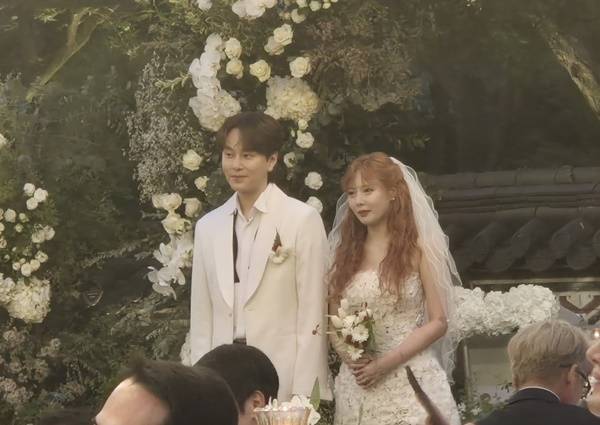 지난 11일 서울 삼청각에서 결혼한 가수 용준형과 현아. 연합뉴스