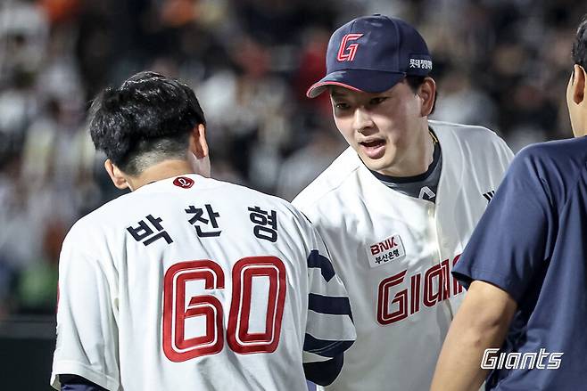 ▲ 박찬형 김원중 ⓒ롯데 자이언츠
