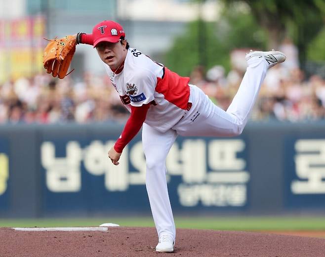 ▲ 양현종은 폭우 속에서도 자신의 지정된 훈련 일정을 빼먹지 않으며 다음 날 등판을 준비했다 ⓒ연합뉴스