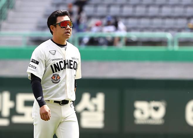 ▲ 인천 팬들과 마지막 인사 기회를 갖는 김강민 ⓒSSG랜더스