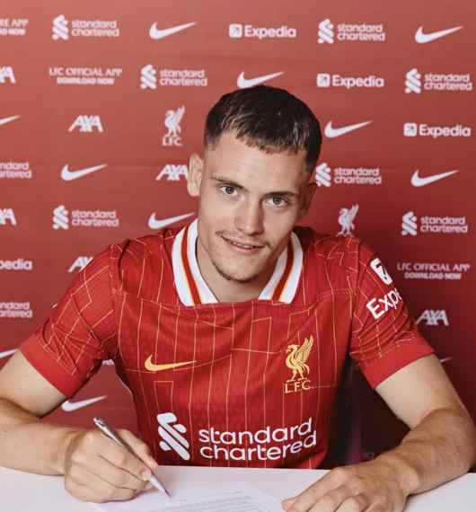 ▲ 계속되는 주가 폭등에 올여름 바이에른 뮌헨과 맨체스터 시티 등이 접근했다. 그런데 뒤늦게 영입전에 합류한 리버풀이 거액을 투자해 결국 그를 데려오는 데 성공했다.&nbsp;