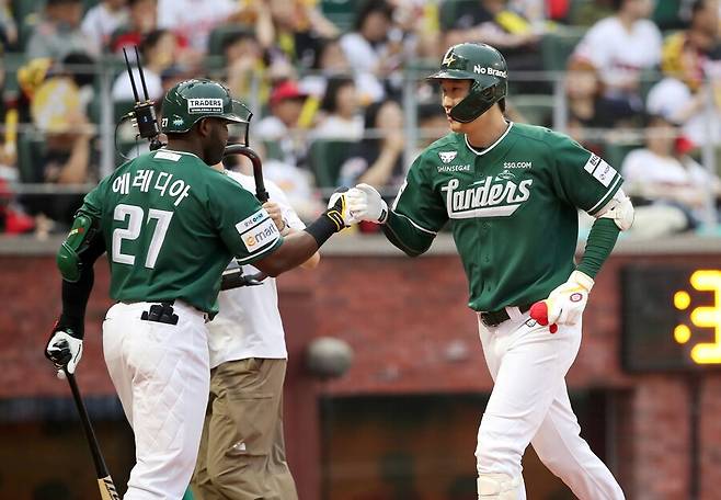 ▲ 타점을 올리며 분전한 에레디아와 오태곤 ⓒSSG랜더스