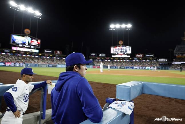 더그아웃에서 경기를 지켜보는 사사키(가운데). /AFPBBNews=뉴스1