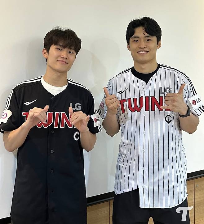 LG 세이커스 양준석(왼쪽)과 유기상이 20일 잠실 두산-LG전이 우천 취소된 뒤 트윈스 유니폼을 입고 기념사진을 찍고 있다. /사진=LG 트윈스 공식 SNS 갈무리