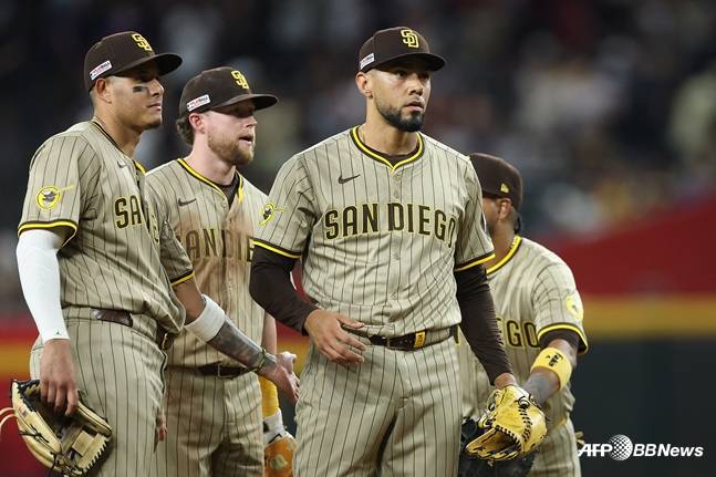 퇴장 명령을 받은 수아레즈(오른쪽). /AFPBBNews=뉴스1