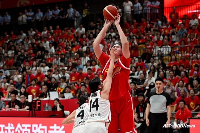 슛을 하고 있는 장쯔위. /AFPBBNews=뉴스1