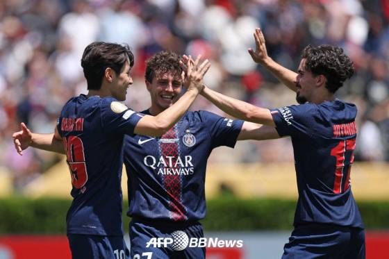 이강인(왼쪽)이 아틀레티코 마드리드와 2025 국제축구연맹(FIFA) 클럽월드컵 경기서 후반 추가시간 페널티킥 골을 넣고 동료들과 기뻐하고 있다. /AFPBBNews=뉴스1