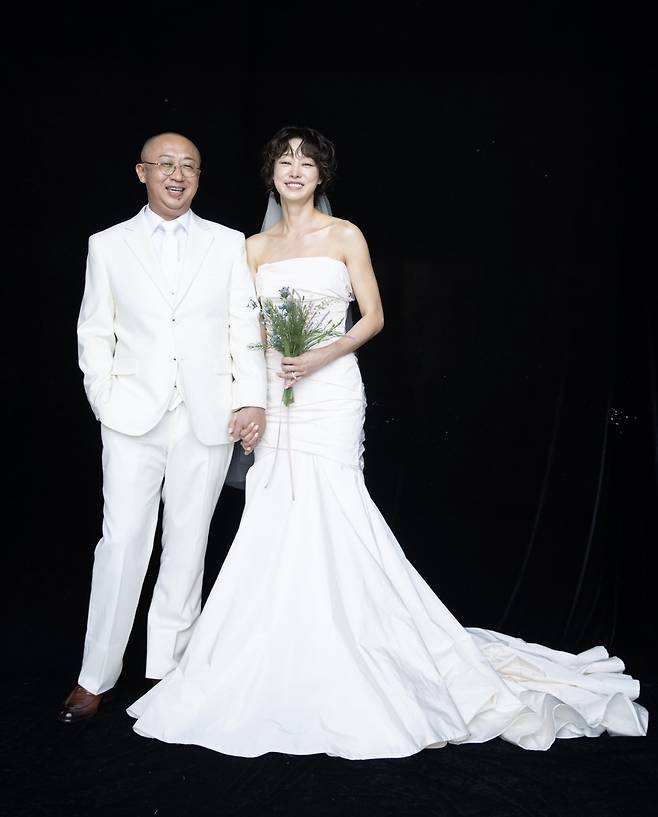 /사진=포토그래퍼 김영준, 최여진 드레스 '하우스오브에이미', 김재욱 턱시도 '아틀레', 커플캐주얼 '애프터무브먼트'