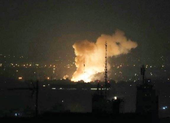 6월 13일(현지 시간) 이란 테헤란에서 이스라엘 공습으로 폭발이 발생한 직후 연기가 피어오르고 있다. 뉴시스