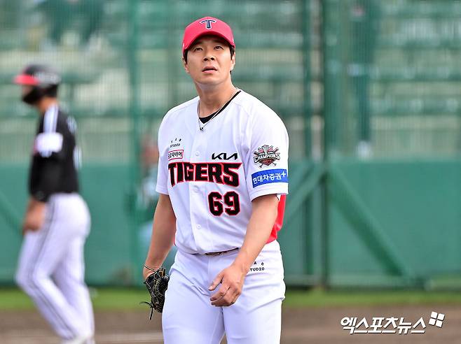 27일 오후 일본 오키나와 킨 구장에서 열린 LG 트윈스와 KIA 타이거즈의 연습경기, 7회초 수비를 마친 KIA 김대유가 더그아웃으로 향하고 있다. 엑스포츠뉴스 DB