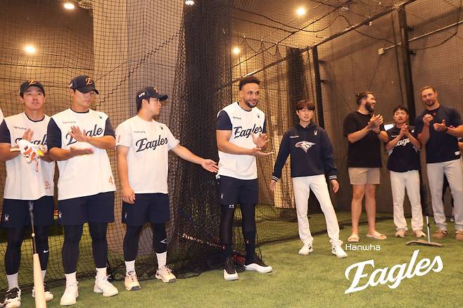 한화는 오른쪽 새끼손가락 견열골절(뼛조각 생성)로 외국인 재활선수 명단에 오른 에스테반 플로리얼의 대체 외국인 선수로 도미니카 공화국 출신의 1995년생 루이스 리베라토를 영입했다. 계약 기간은 6주이며, 계약 규모는 총액 5만 달러다. 한화 이글스