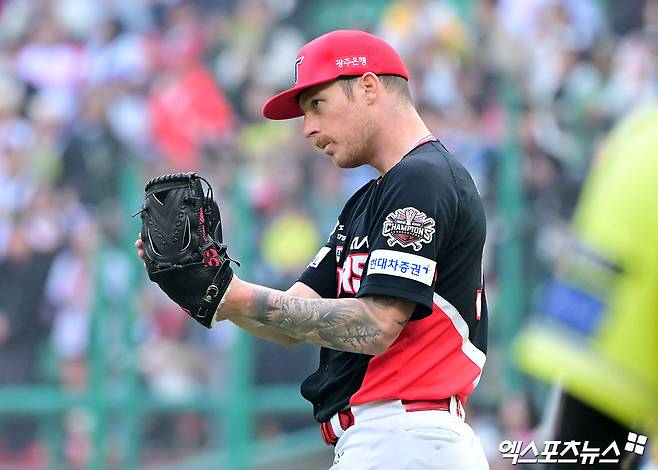 10일 오후 인천SSG랜더스필드에서 열린 '2025 신한 SOL Bank KBO리그' KIA 타이거즈와 SSG 랜더스의 경기, 5회말 1사 2루 KIA 올러가 김도영의 수비에 박수를 보내고 있다. 엑스포츠뉴스 DB