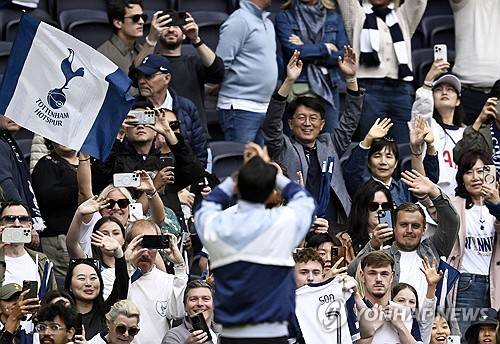 손흥민 사우디아라비아 3개 구단에서 총 급여 1745억원에 달하는 거액의 제안의 받은 것으로 알려졌다. 토트넘 역시 손흥민과의 결별 수순을 밟고 있으며 손흥민의 현 소속팀 마지막 모습은 유로파리그 우승 세리머니였다는 게 영국의 토트넘 매체 견해다. 연합뉴스