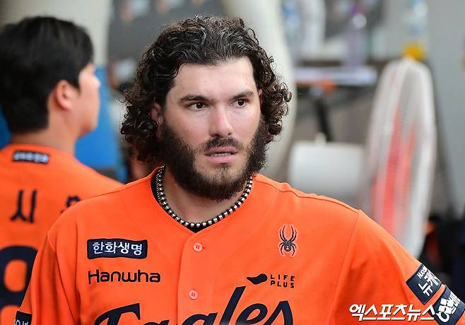 14일 오후 대전 한화생명 볼파크에서 열린 '2025 신한 SOL Bank KBO리그' LG 트윈스와 한화 이글스의 경기, 6회초 수비를 마친 한화 폰세가 아쉬워하고 있다. 엑스포츠뉴스DB