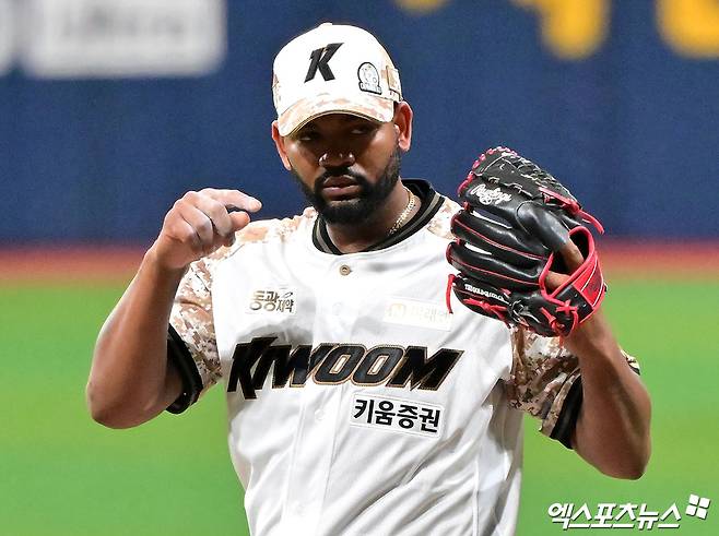 7일 오후 서울 구로구 고척스카이돔에서 열린 '2025 신한 SOL Bank KBO리그' LG 트윈스와 키움 히어로즈의 경기, 1회초 키움 선발투수 알칸타라가 피치컴을 확인하고 있다. 엑스포츠뉴스DB