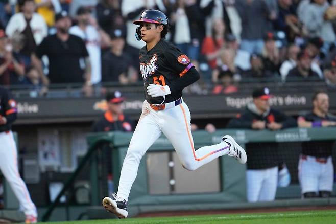 샌프란시스코 자이언츠 이정후가 20일(이하 한국시간) 샌프란시스코 오라클파크에서 2025 메이저리그 보스턴 레드삭스와의 홈경기에서 데뷔 첫 5번타자로 선발 출전한다. 6월 타율이 1할대에 그치는 등 최근 슬럼프에 빠진 이정후는 7번까지 타순이 내려갔다 중심타선의 기회를 얻었다. AP연합뉴스