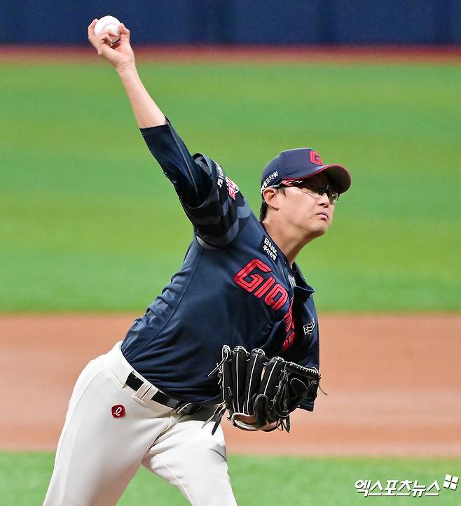 롯데 자이언츠 선발투수 박세웅이 올해 정규시즌 경기에 등판해 투구하고 있다. 엑스포츠뉴스 DB