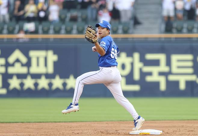 삼성 라이온즈 양도근이 올해 정규시즌 경기에 출전해 수비하고 있다. 양도근은 21일 부산 롯데 자이언츠전에 유격수로 선발 출전한다. 삼성 라이온즈