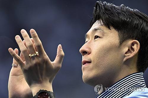 글로벌 매체 원풋볼은 21일(한국시간) 독일 분데스리가 클럽 바이엘 레버쿠젠이 손흥민(토트넘 홋스퍼) 영입을 원한다고 보도했다. 손흥민은 레버쿠젠에서 지난 2013년부터 2015년까지 2년간 활약했다. 만약 이번 여름 레버쿠젠과 손흥민 간의 재결합이 성사된다면 손흥민은 무려 10년 만에 친정팀 유니폼을 입고 분데스리가 무대에서 뛰게 된다. 연합뉴스