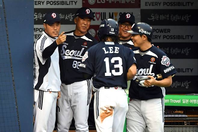조성환 감독 대행이 이끄는 두산 베어스가 21일 서울 잠실야구장에서 열린 2025 신한 SOL Bank KBO리그 LG 트윈스와의 팀 간 7차전에서 6-5로 이겼다. 사진 두산 베어스