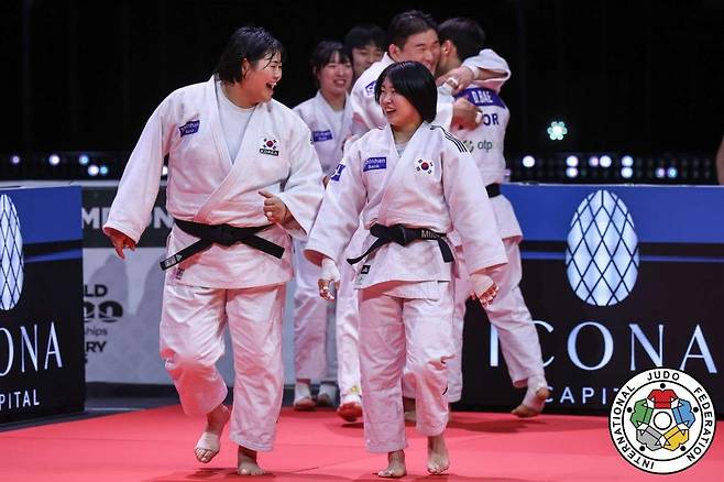 기뻐하는 유도 대표팀 유도 대표팀 선수들이 21일(한국시간) 헝가리 부다페스트에서 열린 국제유도연맹(IJF) 세계유도선수권대회 혼성 단체전 준결승에서 독일을 꺾고 결승 진출에 성공한 뒤 기뻐하고 있다. [국제유도연맹 홈페이지 캡처. 재배포 및 DB 금지]