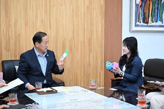 이병선 속초시장(왼쪽)과 이야기 나누는 다나카 쇼코 씨 [본인 제공]