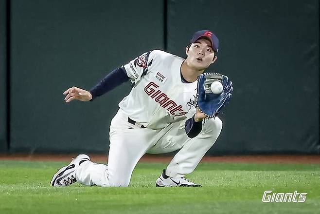 20일 부산 삼성전에서 호수비를 펼치는 롯데 한승현 [롯데 자이언츠 제공. 재판매 및 DB 금지]