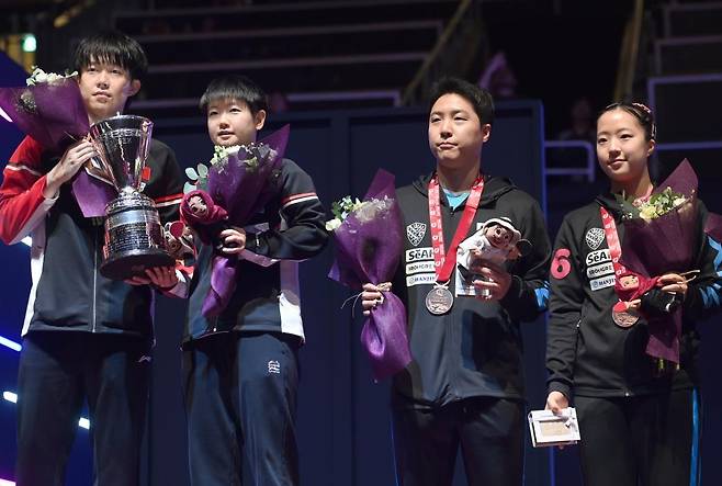 세계탁구선수권 혼합복식 동메달을 임종훈과 신유빈 조, 왼쪽은 금메달을 딴 중국   [대한탁구협회 제공. 재판매 및 DB 금지]