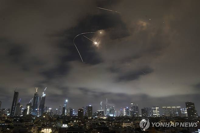 21일(현지시간) 새벽 이스라엘 텔아비브에 날아온 이란발 미사일의 요격 모습 [AP 연합뉴스]