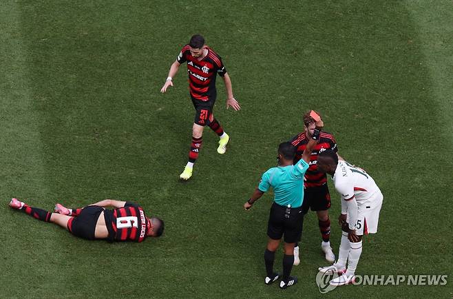 레드카드를 받은 첼시의 잭슨(맨 오른쪽). [로이터=연합뉴스]