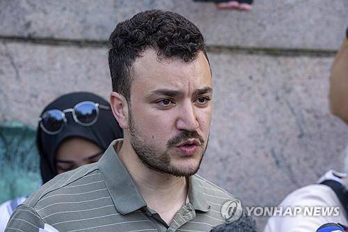 컬럼비아대 반전시위 발언 중인 마흐무드 칼릴(2024년 4월) [AP 연합뉴스 자료사진. 재판매 및 DB 금지]