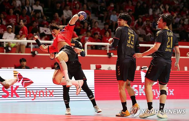 김태관 '들어가라' (청주=연합뉴스) 천경환 기자 = 21일 청주 SK호크스 아레나에서 열린 '2025 핸드볼 한일 슈퍼매치 남자부 경기에서 김태관이 슛을 하고 있다. 2025.6.21 kw@yna.co.kr