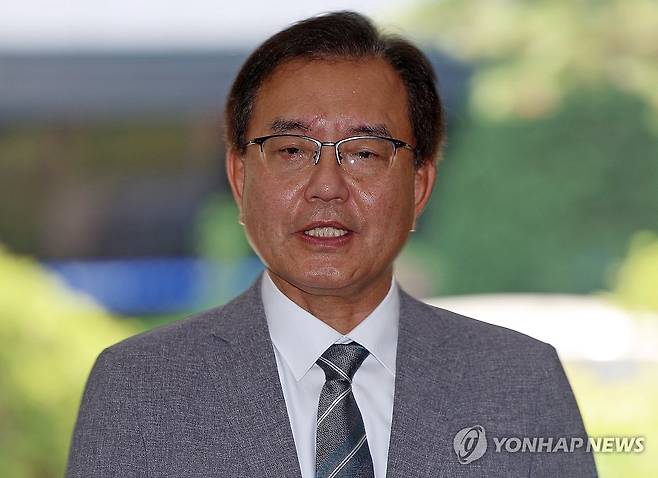 답변하는 이명현 특별검사 (서울=연합뉴스) 김도훈 기자 = 순직 해병 수사 방해 의혹 사건을 수사하는 이명현 특별검사가 19일 서울 서초구 자신의 사무실로 출근하며 취재진 질문에 답하고 있다. 2025.6.19 superdoo82@yna.co.kr