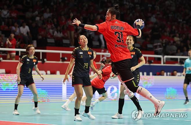 김보은 날아서 '슛' (청주=연합뉴스) 천경환 기자 = 21일 청주 SK호크스 아레나에서 한국과 일본의 국교 관계 수립 60주년을 맞아 열린 '2025 핸드볼 한일 슈퍼매치' 여자부 경기에서 김보은이 슛을 하고 있다.  2025.6.21 kw@yna.co.kr