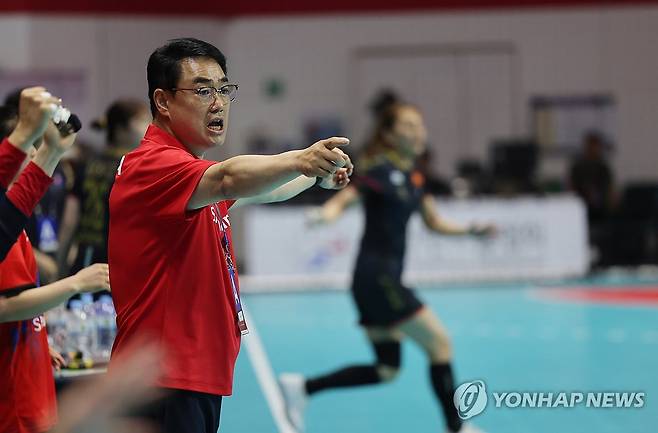 이계청 여자 핸드볼 감독 (청주=연합뉴스) 천경환 기자 = 21일 청주 SK호크스 아레나에서 한국과 일본의 국교 관계 수립 60주년을 맞아 열린 '2025 핸드볼 한일 슈퍼매치' 여자부 경기에서 이계청(삼척시청) 감독이 작전을 지시하고 있다. 2025.6.21 kw@yna.co.kr