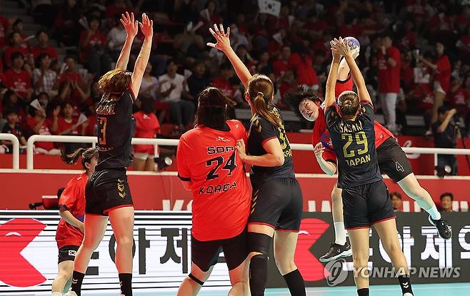 이혜원 수비 뚫고 '슛' (청주=연합뉴스) 천경환 기자 = 21일 청주 SK호크스 아레나에서 한국과 일본의 국교 관계 수립 60주년을 맞아 열린 '2025 핸드볼 한일 슈퍼매치' 여자부 경기에서 이혜원이 슛을 하고 있다 2025.6.21 kw@yna.co.kr