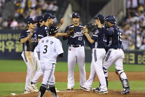 두산의 승리 세리머니 (서울=연합뉴스) 두산 선수들이 21일 서울 잠실구장에서 열린 LG와 경기에서 승리한 뒤, 세리머니를 하고 있다. [두산 베어스 제공. 재판매 및 DB금지]