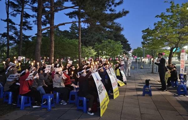 군공항인 서울공항에 따른 고도제한(건축제한) 및 추가 규제 등으로 위기에 내몰린 성남 신흥1구역 주민들이 지난 4월 성남시청 앞에서 집회를 하는 모습. /·신흥1구역 재개발 주민대표회의 제공
