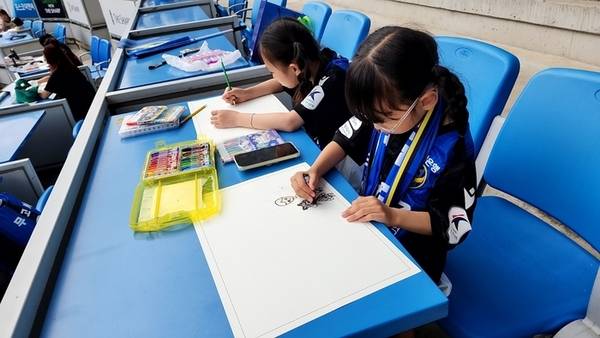 21일 인천축구전용경기장에서 열린 제8회 인천유나이티드FC 축구사랑 그림그리기대회에 참가한 어린이 팬들이 그림을 그리고 있다. /김영준기자 kyj@kyeongin.com