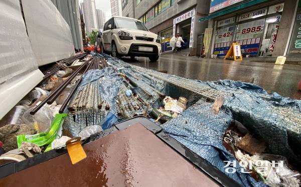 지난 20일 오후 인천시 부평구 십정동 공사가 중단된 채 수년째 방치 중인 건물 앞에 온갖 쓰레기가 쌓여 있다. 2025.6.20 /조재현기자 jhc@kyeongin.com