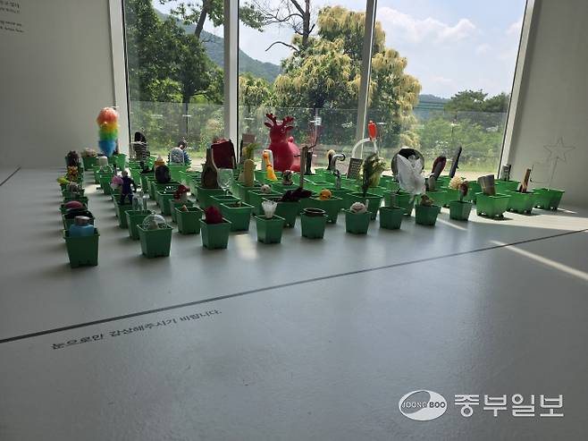 김이박 작가의 작품 '관람객의 사물'. 이준도기자